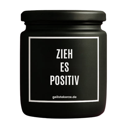 Duftkerze mit Spruch von geilstekerze ist der neue Geschenketrend. Diese witzige Kerze Vegane Bio-Kerze mit Spruch – ZIEH ES POSITIV brennt mega lange sagenhafte 80 Stunde, hochwertige ätherische Öle schaffen beste Duftverteilung. Mit 1400 lustigen Sprüchen perfekt zum Verschenken. Handgemacht in Deutschland von geilstekerze.de -Die beste Duftkerze die du kaufen kannst.