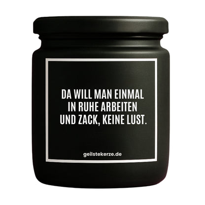 Erste von künstlicher Intelligenz kreierte Vegane Bio-Kerze mit Spruch – DA WILL MAN EINMAL IN RUHE ARBEITEN UND ZACK, KEINE LUST. Mega lange Brenndauer von 80 Stunde, hochwertige ätherische Öle schaffen beste Duftverteilung. Mit 1400 lustigen Sprüchen perfekt zum Verschenken. Handgemacht in Deutschland von geilstekerze.de -Die beste Duftkerze die du kaufen kannst.