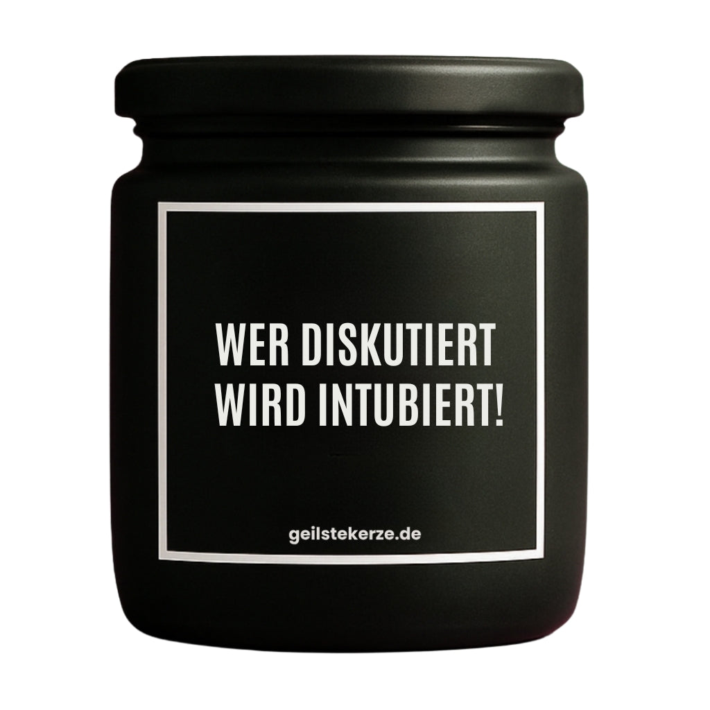 Duftkerze mit Spruch von geilstekerze ist der neue Geschenketrend. Diese witzige Kerze Vegane Bio-Kerze mit Spruch – WER DISKUTIERT WIRD INTUBIERT! brennt mega lange sagenhafte 80 Stunde, hochwertige ätherische Öle schaffen beste Duftverteilung. Mit 1400 lustigen Sprüchen perfekt zum Verschenken. Handgemacht in Deutschland von geilstekerze.de -Die beste Duftkerze die du kaufen kannst.