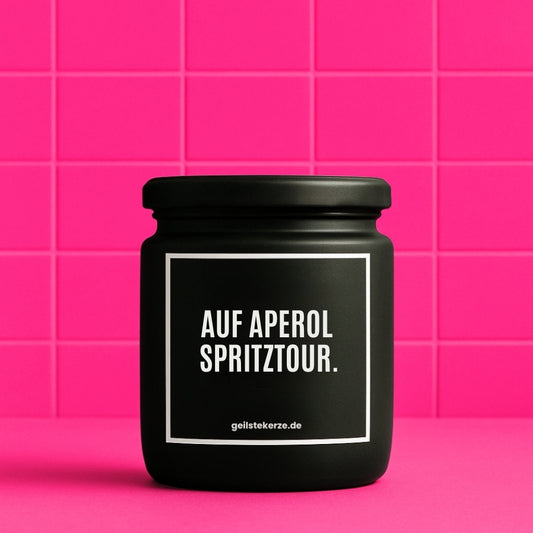 Erste von künstlicher Intelligenz kreierte Vegane Bio-Kerze mit Spruch – AUF APEROL SPRITZTOUR Mega lange Brenndauer von 80 Stunde, hochwertige ätherische Öle schaffen beste Duftverteilung. Mit 1400 lustigen Sprüchen perfekt zum Verschenken. Handgemacht in Deutschland von geilstekerze.de -Die beste Duftkerze die du kaufen kannst.
