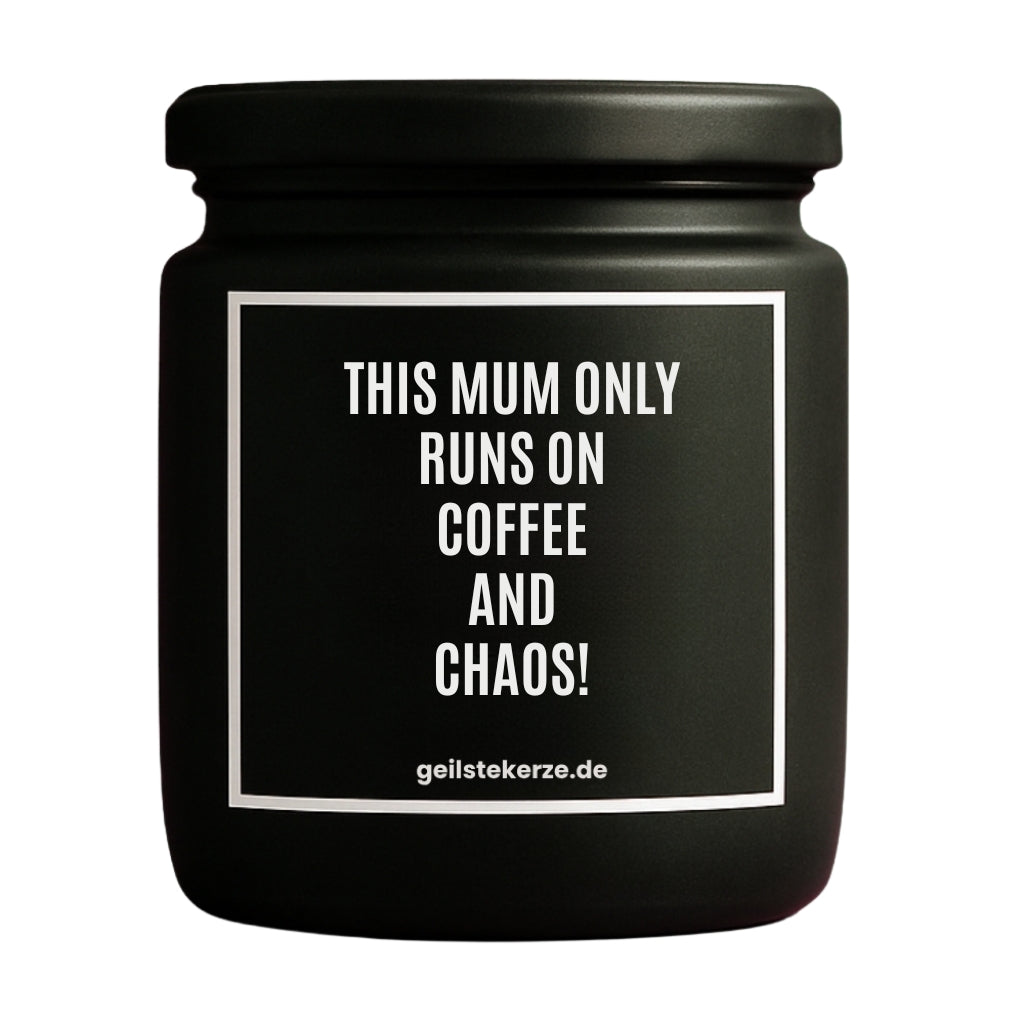 Erste von künstlicher Intelligenz kreierte Vegane Bio-Kerze mit Spruch – THIS MUM ONLY RUNS ON COFFEE AND CHAOS Mega lange Brenndauer von 80 Stunde, hochwertige ätherische Öle schaffen beste Duftverteilung. Mit 1400 lustigen Sprüchen perfekt zum Verschenken. Handgemacht in Deutschland von geilstekerze.de -Die beste Duftkerze die du kaufen kannst.