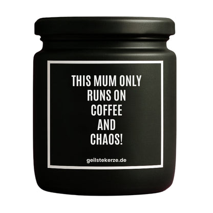 Erste von künstlicher Intelligenz kreierte Vegane Bio-Kerze mit Spruch – THIS MUM ONLY RUNS ON COFFEE AND CHAOS Mega lange Brenndauer von 80 Stunde, hochwertige ätherische Öle schaffen beste Duftverteilung. Mit 1400 lustigen Sprüchen perfekt zum Verschenken. Handgemacht in Deutschland von geilstekerze.de -Die beste Duftkerze die du kaufen kannst.