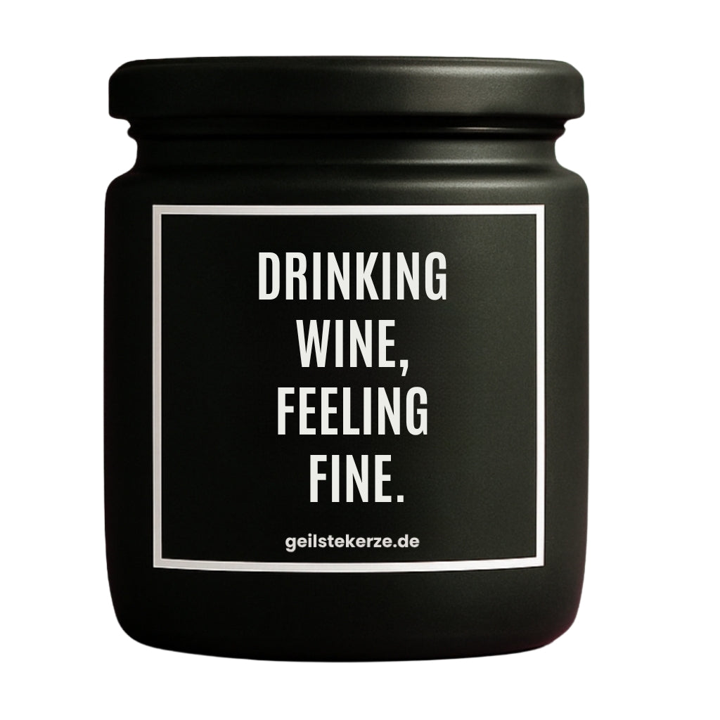 Erste von künstlicher Intelligenz kreierte Vegane Bio-Kerze mit Spruch – DRINKING WINE, FEELING FINE. Mega lange Brenndauer von 80 Stunde, hochwertige ätherische Öle schaffen beste Duftverteilung. Mit 1400 lustigen Sprüchen perfekt zum Verschenken. Handgemacht in Deutschland von geilstekerze.de -Die beste Duftkerze die du kaufen kannst.