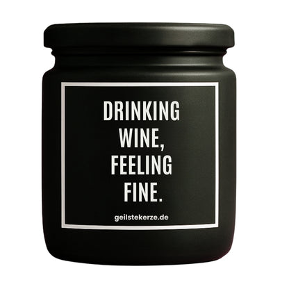 Erste von künstlicher Intelligenz kreierte Vegane Bio-Kerze mit Spruch – DRINKING WINE, FEELING FINE. Mega lange Brenndauer von 80 Stunde, hochwertige ätherische Öle schaffen beste Duftverteilung. Mit 1400 lustigen Sprüchen perfekt zum Verschenken. Handgemacht in Deutschland von geilstekerze.de -Die beste Duftkerze die du kaufen kannst.
