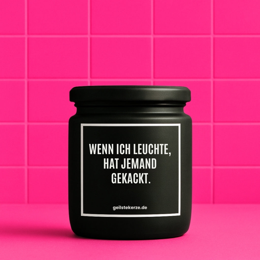 Erste von künstlicher Intelligenz kreierte Vegane Bio-Kerze mit Spruch – WENN ICH LEUCHTE, HAT JEMAND GEKACKT. Mega lange Brenndauer von 80 Stunde, hochwertige ätherische Öle schaffen beste Duftverteilung. Mit 1400 lustigen Sprüchen perfekt zum Verschenken. Handgemacht in Deutschland von geilstekerze.de -Die beste Duftkerze die du kaufen kannst.