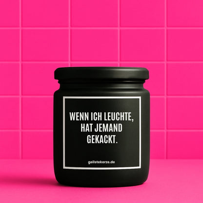 Erste von künstlicher Intelligenz kreierte Vegane Bio-Kerze mit Spruch – WENN ICH LEUCHTE, HAT JEMAND GEKACKT. Mega lange Brenndauer von 80 Stunde, hochwertige ätherische Öle schaffen beste Duftverteilung. Mit 1400 lustigen Sprüchen perfekt zum Verschenken. Handgemacht in Deutschland von geilstekerze.de -Die beste Duftkerze die du kaufen kannst.