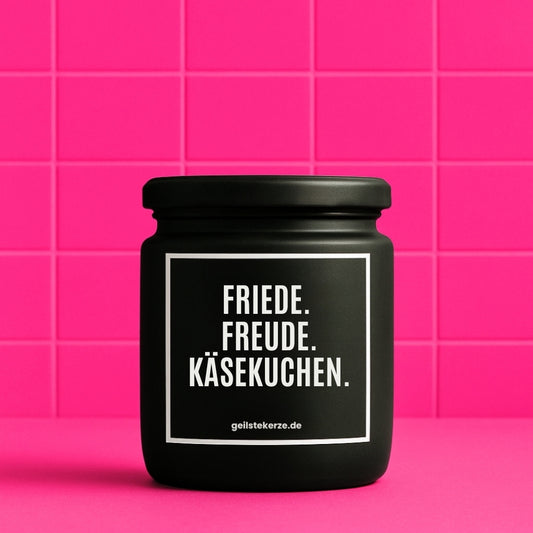 Erste von künstlicher Intelligenz kreierte Vegane Bio-Kerze mit Spruch – FRIEDE. FREUDE. KÄSEKUCHEN. Mega lange Brenndauer von 80 Stunde, hochwertige ätherische Öle schaffen beste Duftverteilung. Mit 1400 lustigen Sprüchen perfekt zum Verschenken. Handgemacht in Deutschland von geilstekerze.de -Die beste Duftkerze die du kaufen kannst.