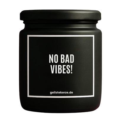 Erste von künstlicher Intelligenz kreierte Vegane Bio-Kerze mit Spruch – NO BAD VIBES! Mega lange Brenndauer von 80 Stunde, hochwertige ätherische Öle schaffen beste Duftverteilung. Mit 1400 lustigen Sprüchen perfekt zum Verschenken. Handgemacht in Deutschland von geilstekerze.de -Die beste Duftkerze die du kaufen kannst.