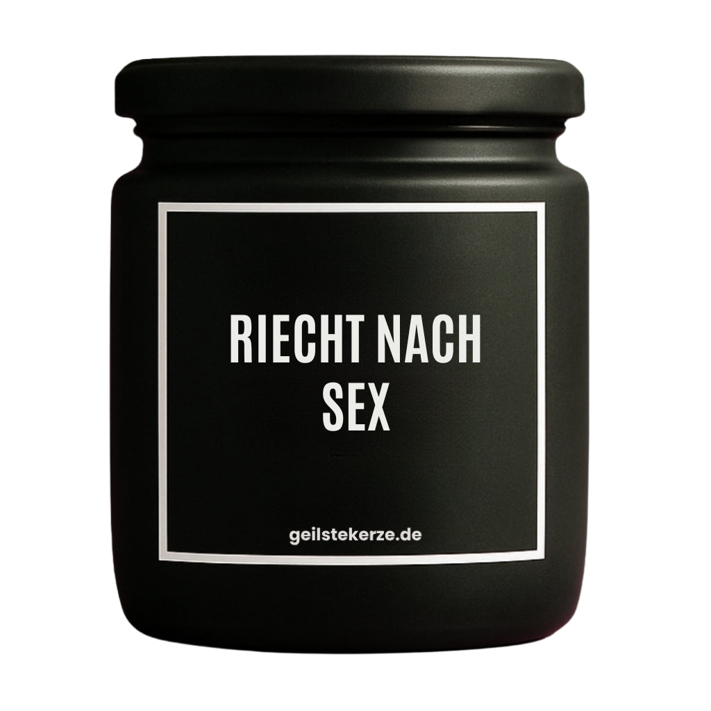 Duftkerze mit Spruch von geilstekerze ist der neue Geschenketrend. Diese witzige Kerze Vegane Bio-Kerze mit Spruch – RIECHT NACH SEX brennt mega lange sagenhafte 80 Stunde, hochwertige ätherische Öle schaffen beste Duftverteilung. Mit 1400 lustigen Sprüchen perfekt zum Verschenken. Handgemacht in Deutschland von geilstekerze.de -Die beste Duftkerze die du kaufen kannst.