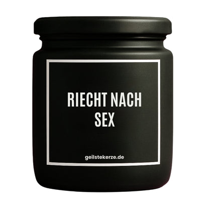 Duftkerze mit Spruch von geilstekerze ist der neue Geschenketrend. Diese witzige Kerze Vegane Bio-Kerze mit Spruch – RIECHT NACH SEX brennt mega lange sagenhafte 80 Stunde, hochwertige ätherische Öle schaffen beste Duftverteilung. Mit 1400 lustigen Sprüchen perfekt zum Verschenken. Handgemacht in Deutschland von geilstekerze.de -Die beste Duftkerze die du kaufen kannst.