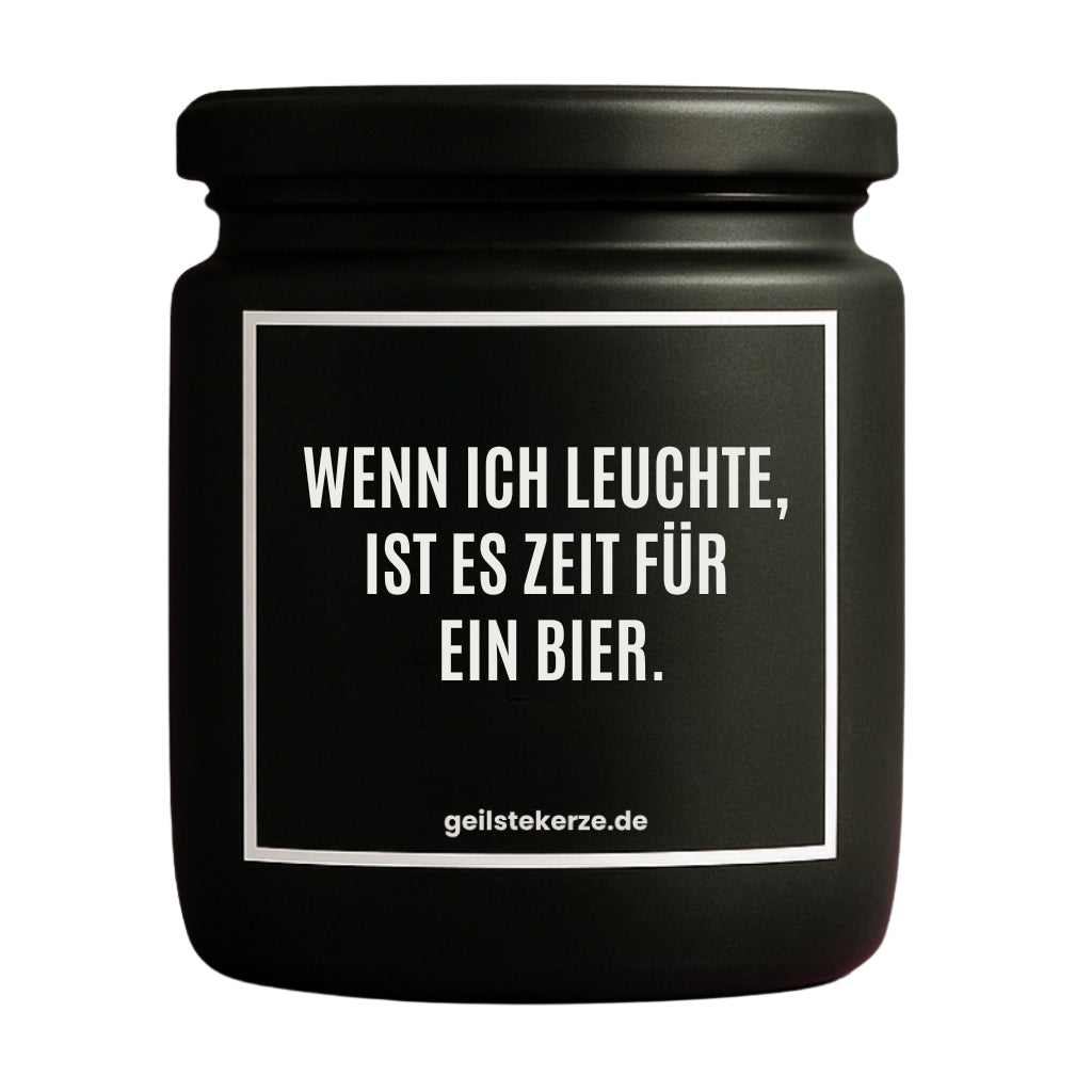 Erste von künstlicher Intelligenz kreierte Vegane Bio-Kerze mit Spruch – WENN ICH LEUCHTE IST ES ZEIT FÜR EIN BIER. Mega lange Brenndauer von 80 Stunde, hochwertige ätherische Öle schaffen beste Duftverteilung. Mit 1400 lustigen Sprüchen perfekt zum Verschenken. Handgemacht in Deutschland von geilstekerze.de -Die beste Duftkerze die du kaufen kannst.