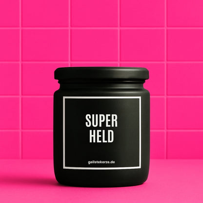 Erste von künstlicher Intelligenz kreierte Vegane Bio-Kerze mit Spruch – SUPERHELD Mega lange Brenndauer von 80 Stunde, hochwertige ätherische Öle schaffen beste Duftverteilung. Mit 1400 lustigen Sprüchen perfekt zum Verschenken. Handgemacht in Deutschland von geilstekerze.de -Die beste Duftkerze die du kaufen kannst.