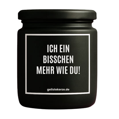 Erste von künstlicher Intelligenz kreierte Vegane Bio-Kerze mit Spruch – ICH EIN BISSCHEN MEHR WIE DU! Mega lange Brenndauer von 80 Stunde, hochwertige ätherische Öle schaffen beste Duftverteilung. Mit 1400 lustigen Sprüchen perfekt zum Verschenken. Handgemacht in Deutschland von geilstekerze.de -Die beste Duftkerze die du kaufen kannst.