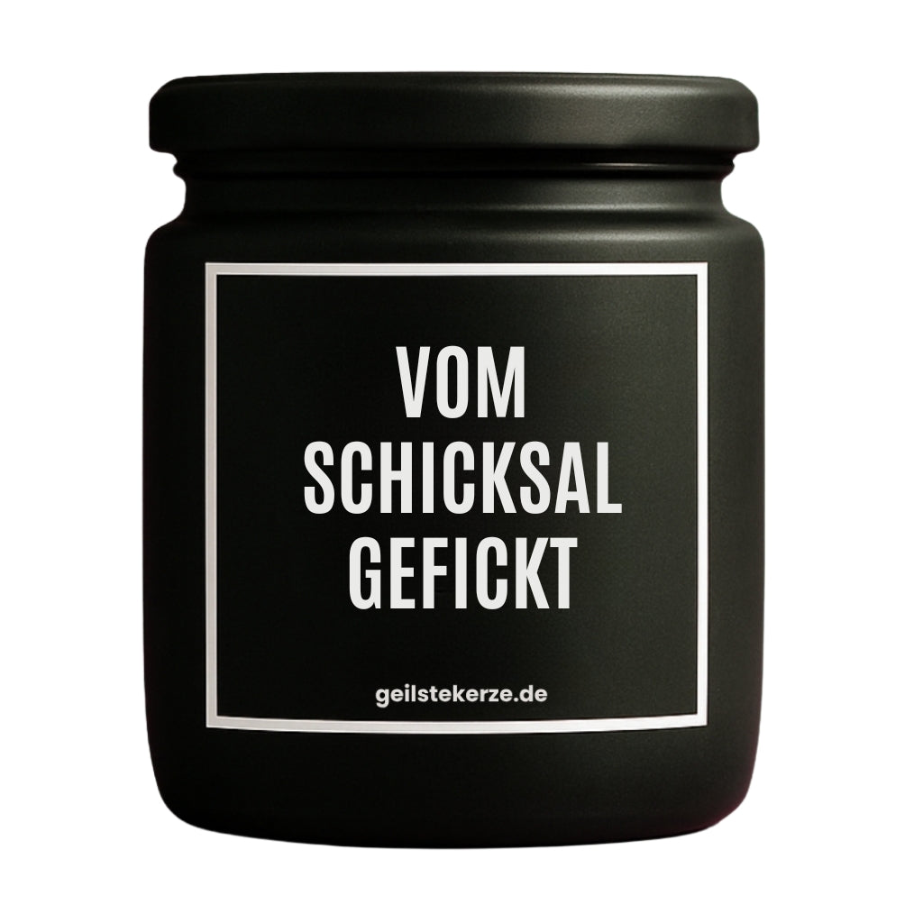 Erste von künstlicher Intelligenz kreierte Vegane Bio-Kerze mit Spruch – BO! VOM SCHICKSAL GEFICKT Mega lange Brenndauer von 80 Stunde, hochwertige ätherische Öle schaffen beste Duftverteilung. Mit 1400 lustigen Sprüchen perfekt zum Verschenken. Handgemacht in Deutschland von geilstekerze.de -Die beste Duftkerze die du kaufen kannst.