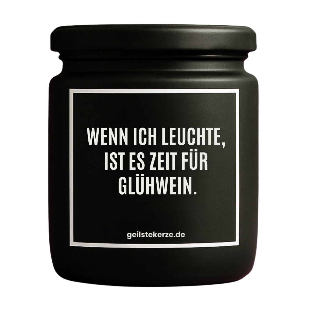 Erste von künstlicher Intelligenz kreierte Vegane Bio-Kerze mit Spruch – WENN ICH LEUCHTE IST ES ZEIT FÜR GLÜHWEIN. Mega lange Brenndauer von 80 Stunde, hochwertige ätherische Öle schaffen beste Duftverteilung. Mit 1400 lustigen Sprüchen perfekt zum Verschenken. Handgemacht in Deutschland von geilstekerze.de -Die beste Duftkerze die du kaufen kannst.