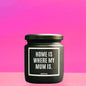 Geilstekerze.de Duftkerze Home is where my mum is – Kerze mit Text für Mama als Geschenk