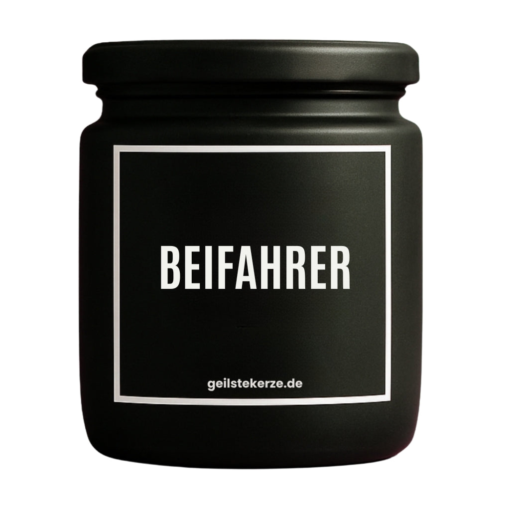 Duftkerze mit Spruch von geilstekerze ist der neue Geschenketrend. Diese witzige Kerze Vegane Bio-Kerze mit Spruch – BEIFAHRER brennt mega lange sagenhafte 80 Stunde, hochwertige ätherische Öle schaffen beste Duftverteilung. Mit 1400 lustigen Sprüchen perfekt zum Verschenken. Handgemacht in Deutschland von geilstekerze.de -Die beste Duftkerze die du kaufen kannst.