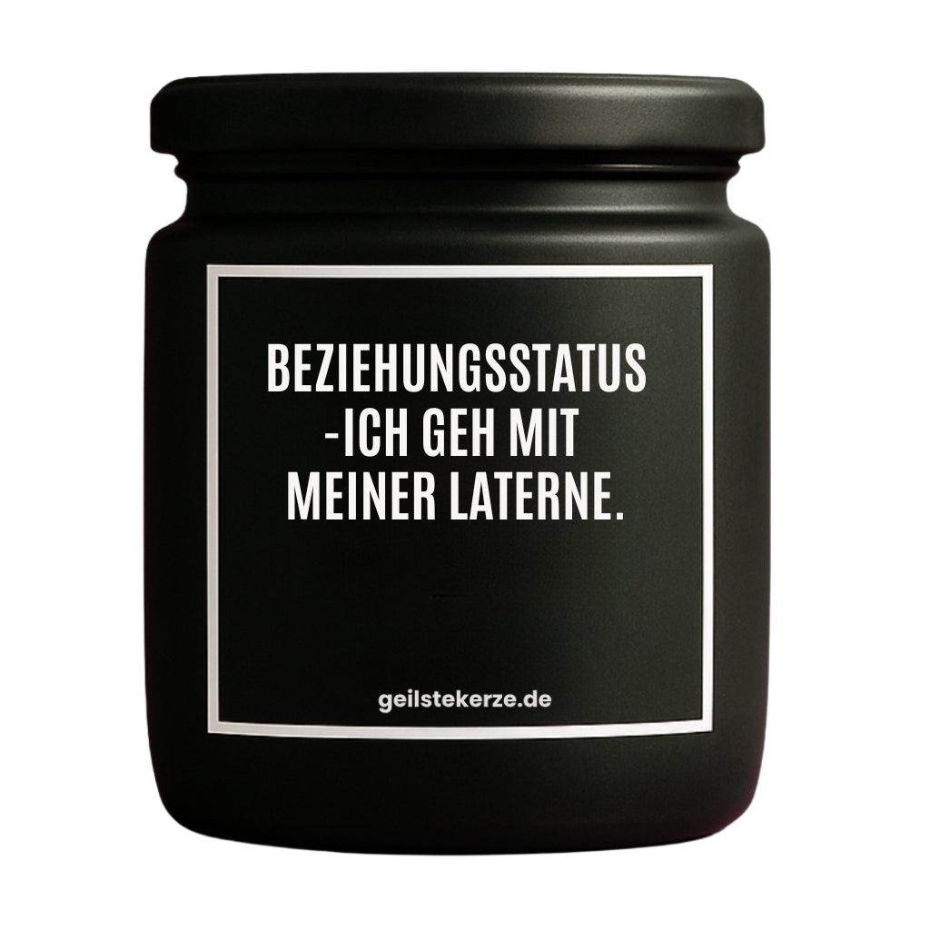 Erste von künstlicher Intelligenz kreierte Vegane Bio-Kerze mit Spruch – BEZIEHUNGSSTATUS -ICH GEH MIT MEINER LATERNE. Mega lange Brenndauer von 80 Stunde, hochwertige ätherische Öle schaffen beste Duftverteilung. Mit 1400 lustigen Sprüchen perfekt zum Verschenken. Handgemacht in Deutschland von geilstekerze.de -Die beste Duftkerze die du kaufen kannst.