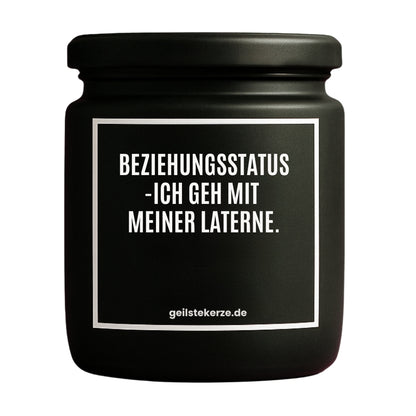 Erste von künstlicher Intelligenz kreierte Vegane Bio-Kerze mit Spruch – BEZIEHUNGSSTATUS -ICH GEH MIT MEINER LATERNE. Mega lange Brenndauer von 80 Stunde, hochwertige ätherische Öle schaffen beste Duftverteilung. Mit 1400 lustigen Sprüchen perfekt zum Verschenken. Handgemacht in Deutschland von geilstekerze.de -Die beste Duftkerze die du kaufen kannst.