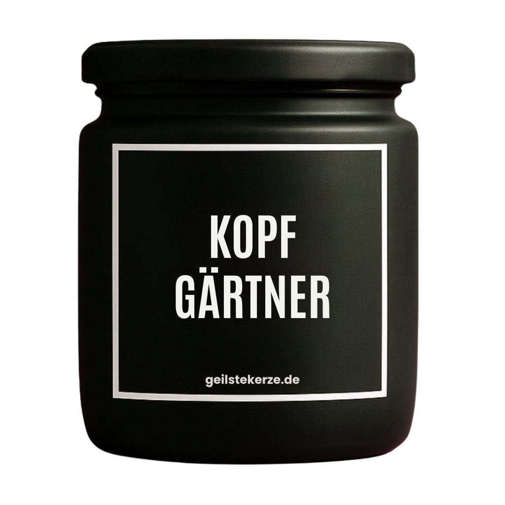Erste von künstlicher Intelligenz kreierte Vegane Bio-Kerze mit Spruch – KOPFGÄRTNER Mega lange Brenndauer von 80 Stunde, hochwertige ätherische Öle schaffen beste Duftverteilung. Mit 1400 lustigen Sprüchen perfekt zum Verschenken. Handgemacht in Deutschland von geilstekerze.de -Die beste Duftkerze die du kaufen kannst.