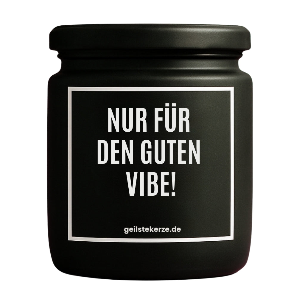 Erste von künstlicher Intelligenz kreierte Vegane Bio-Kerze mit Spruch – NUR FÜR DEN GUTEN VIBE Mega lange Brenndauer von 80 Stunde, hochwertige ätherische Öle schaffen beste Duftverteilung. Mit 1400 lustigen Sprüchen perfekt zum Verschenken. Handgemacht in Deutschland von geilstekerze.de -Die beste Duftkerze die du kaufen kannst.