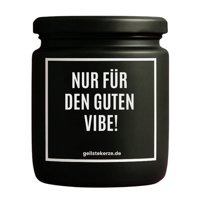 Erste von künstlicher Intelligenz kreierte Vegane Bio-Kerze mit Spruch – NUR FÜR DEN GUTEN VIBE Mega lange Brenndauer von 80 Stunde, hochwertige ätherische Öle schaffen beste Duftverteilung. Mit 1400 lustigen Sprüchen perfekt zum Verschenken. Handgemacht in Deutschland von geilstekerze.de -Die beste Duftkerze die du kaufen kannst.