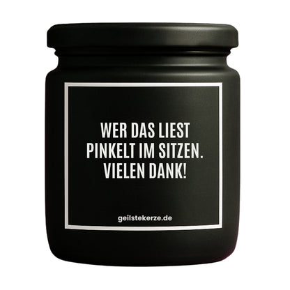 Erste von künstlicher Intelligenz kreierte Vegane Bio-Kerze mit Spruch – WER DAS LIEST PINKELT IM SITZEN. VIELEN DANK! Mega lange Brenndauer von 80 Stunde, hochwertige ätherische Öle schaffen beste Duftverteilung. Mit 1400 lustigen Sprüchen perfekt zum Verschenken. Handgemacht in Deutschland von geilstekerze.de -Die beste Duftkerze die du kaufen kannst.