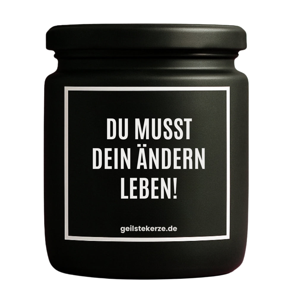Erste von künstlicher Intelligenz kreierte Vegane Bio-Kerze mit Spruch – DU MUSST DEIN ÄNDERN LEBEN! Mega lange Brenndauer von 80 Stunde, hochwertige ätherische Öle schaffen beste Duftverteilung. Mit 1400 lustigen Sprüchen perfekt zum Verschenken. Handgemacht in Deutschland von geilstekerze.de -Die beste Duftkerze die du kaufen kannst.