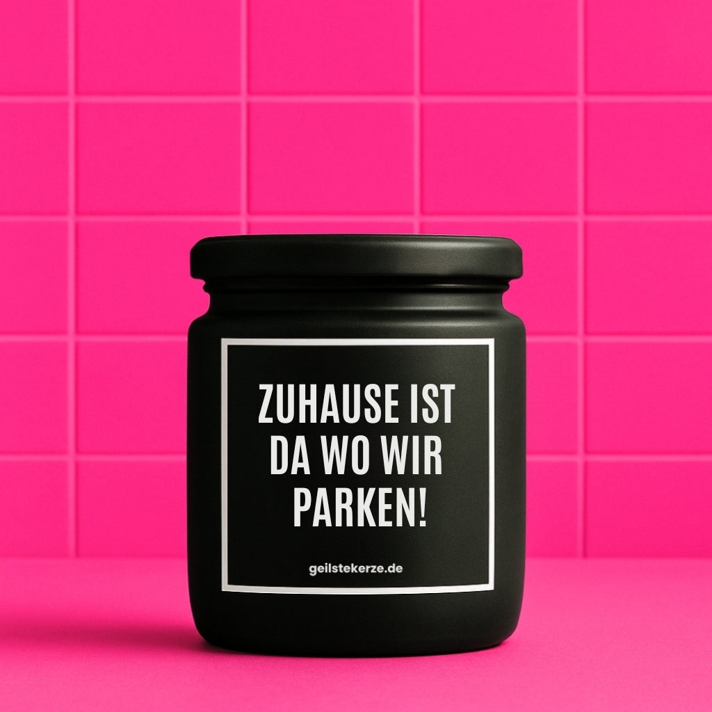 Duftkerze mit Spruch von geilstekerze ist der neue Geschenketrend. Diese witzige Kerze Vegane Bio-Kerze mit Spruch – ZUHAUSE IST DA WO WIR PARKEN! brennt mega lange sagenhafte 80 Stunde, hochwertige ätherische Öle schaffen beste Duftverteilung. Mit 1400 lustigen Sprüchen perfekt zum Verschenken. Handgemacht in Deutschland von geilstekerze.de -Die beste Duftkerze die du kaufen kannst.