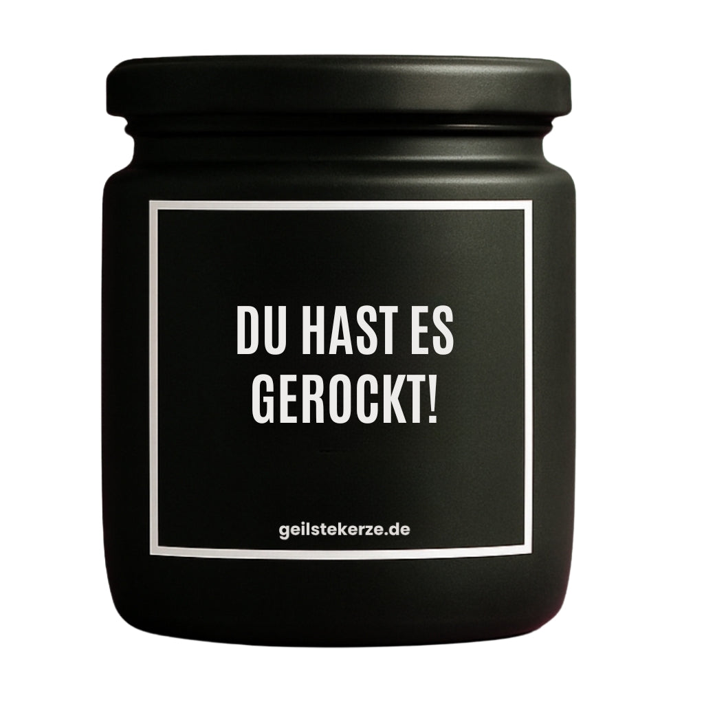Erste von künstlicher Intelligenz kreierte Vegane Bio-Kerze mit Spruch – DU HAST ES GEROCKT! Mega lange Brenndauer von 80 Stunde, hochwertige ätherische Öle schaffen beste Duftverteilung. Mit 1400 lustigen Sprüchen perfekt zum Verschenken. Handgemacht in Deutschland von geilstekerze.de -Die beste Duftkerze die du kaufen kannst.