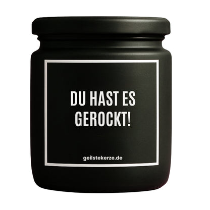 Erste von künstlicher Intelligenz kreierte Vegane Bio-Kerze mit Spruch – DU HAST ES GEROCKT! Mega lange Brenndauer von 80 Stunde, hochwertige ätherische Öle schaffen beste Duftverteilung. Mit 1400 lustigen Sprüchen perfekt zum Verschenken. Handgemacht in Deutschland von geilstekerze.de -Die beste Duftkerze die du kaufen kannst.