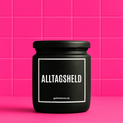 Erste von künstlicher Intelligenz kreierte Vegane Bio-Kerze mit Spruch – ALLTAGSHELD Mega lange Brenndauer von 80 Stunde, hochwertige ätherische Öle schaffen beste Duftverteilung. Mit 1400 lustigen Sprüchen perfekt zum Verschenken. Handgemacht in Deutschland von geilstekerze.de -Die beste Duftkerze die du kaufen kannst.