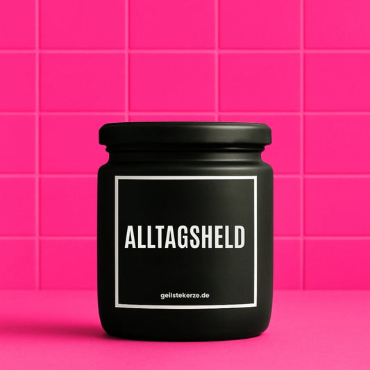 Erste von künstlicher Intelligenz kreierte Vegane Bio-Kerze mit Spruch – ALLTAGSHELD Mega lange Brenndauer von 80 Stunde, hochwertige ätherische Öle schaffen beste Duftverteilung. Mit 1400 lustigen Sprüchen perfekt zum Verschenken. Handgemacht in Deutschland von geilstekerze.de -Die beste Duftkerze die du kaufen kannst.
