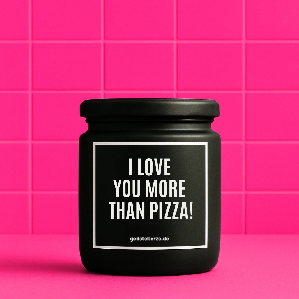 Erste von künstlicher Intelligenz kreierte Vegane Bio-Kerze mit Spruch – I LOVE YOU MORE THAN PIZZA! Mega lange Brenndauer von 80 Stunde, hochwertige ätherische Öle schaffen beste Duftverteilung. Mit 1400 lustigen Sprüchen perfekt zum Verschenken. Handgemacht in Deutschland von geilstekerze.de -Die beste Duftkerze die du kaufen kannst.