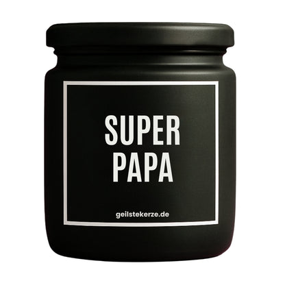 Erste von künstlicher Intelligenz kreierte Vegane Bio-Kerze mit Spruch – SUPERPAPA Mega lange Brenndauer von 80 Stunde, hochwertige ätherische Öle schaffen beste Duftverteilung. Mit 1400 lustigen Sprüchen perfekt zum Verschenken. Handgemacht in Deutschland von geilstekerze.de -Die beste Duftkerze die du kaufen kannst.