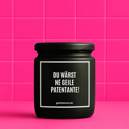 Erste von künstlicher Intelligenz kreierte Vegane Bio-Kerze mit Spruch – DU WÄRST NE GEILE PATENTANTE! Mega lange Brenndauer von 80 Stunde, hochwertige ätherische Öle schaffen beste Duftverteilung. Mit 1400 lustigen Sprüchen perfekt zum Verschenken. Handgemacht in Deutschland von geilstekerze.de -Die beste Duftkerze die du kaufen kannst.
