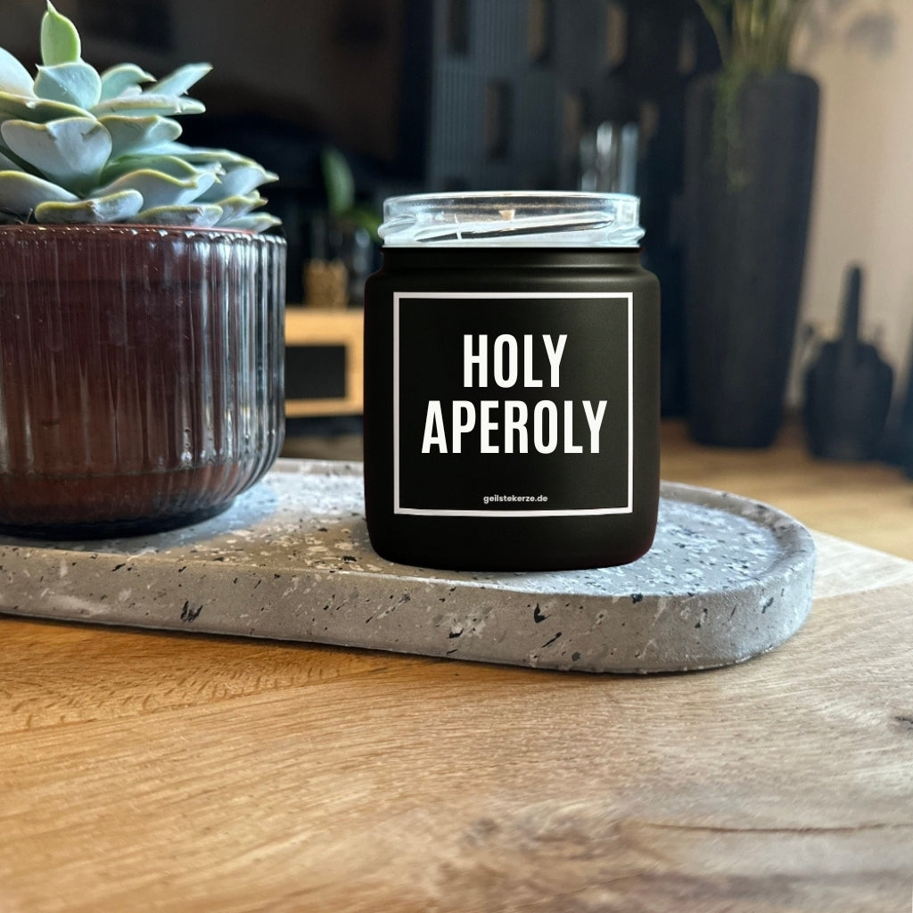 Erste von künstlicher Intelligenz kreierte Vegane Bio-Kerze mit Spruch – HOLY APEROLY Mega lange Brenndauer von 80 Stunde, hochwertige ätherische Öle schaffen beste Duftverteilung. Mit 1400 lustigen Sprüchen perfekt zum Verschenken. Handgemacht in Deutschland von geilstekerze.de -Die beste Duftkerze die du kaufen kannst.