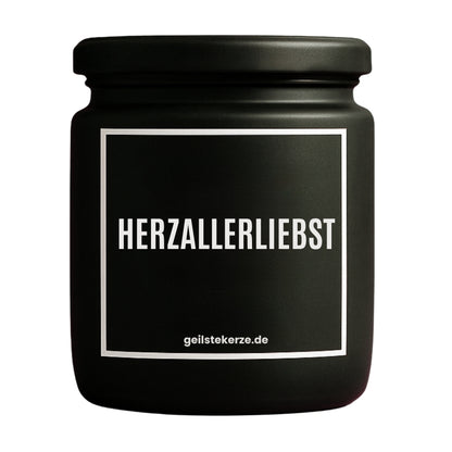 Duftkerze mit Spruch von geilstekerze ist der neue Geschenketrend. Diese witzige Kerze Vegane Bio-Kerze mit Spruch – HERZALLERLIEBST brennt mega lange sagenhafte 80 Stunde, hochwertige ätherische Öle schaffen beste Duftverteilung. Mit 1400 lustigen Sprüchen perfekt zum Verschenken. Handgemacht in Deutschland von geilstekerze.de -Die beste Duftkerze die du kaufen kannst.