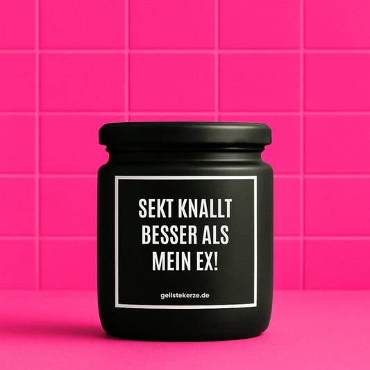 Erste von künstlicher Intelligenz kreierte Vegane Bio-Kerze mit Spruch – SEKT KNALLT BESSER ALS MEIN EX Mega lange Brenndauer von 80 Stunde, hochwertige ätherische Öle schaffen beste Duftverteilung. Mit 1400 lustigen Sprüchen perfekt zum Verschenken. Handgemacht in Deutschland von geilstekerze.de -Die beste Duftkerze die du kaufen kannst.