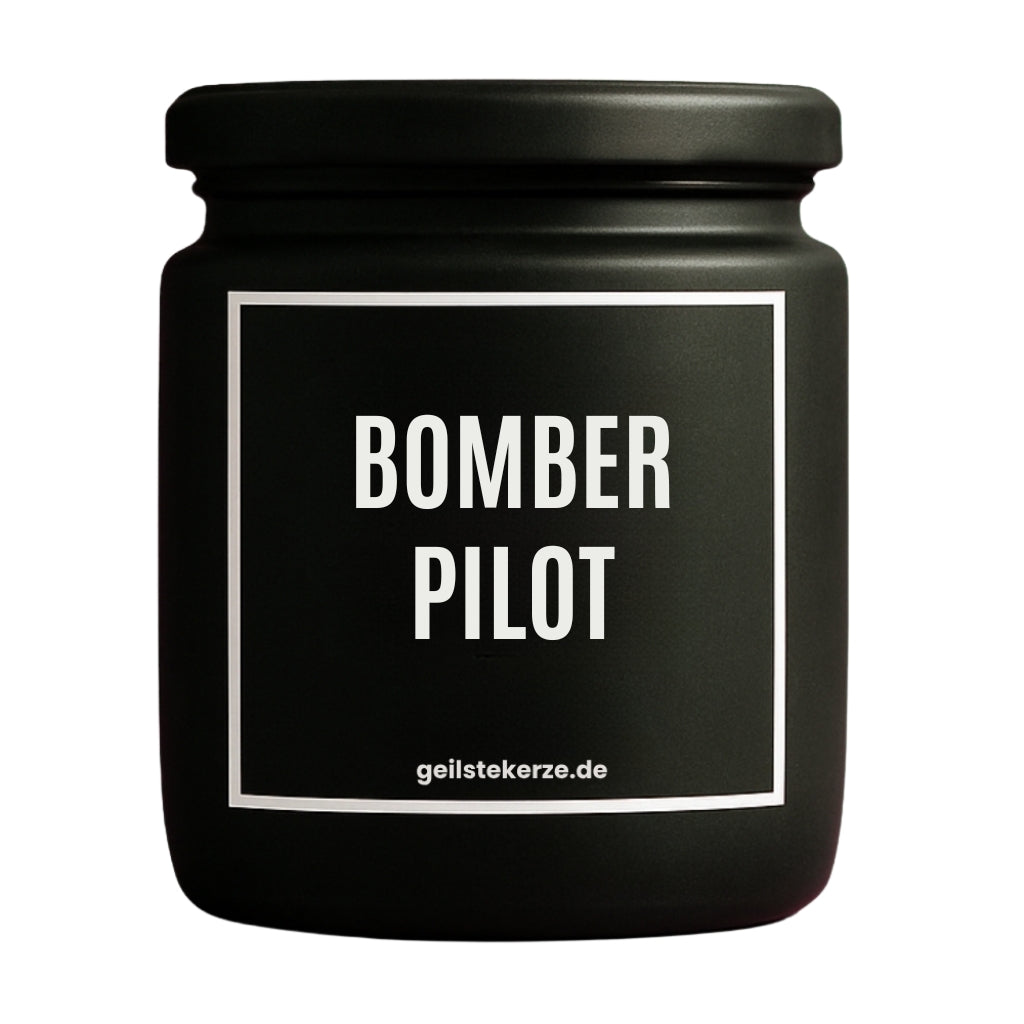 Duftkerze mit Spruch von geilstekerze ist der neue Geschenketrend. Diese witzige Kerze Vegane Bio-Kerze mit Spruch – BOMBERPILOT brennt mega lange sagenhafte 80 Stunde, hochwertige ätherische Öle schaffen beste Duftverteilung. Mit 1400 lustigen Sprüchen perfekt zum Verschenken. Handgemacht in Deutschland von geilstekerze.de -Die beste Duftkerze die du kaufen kannst.