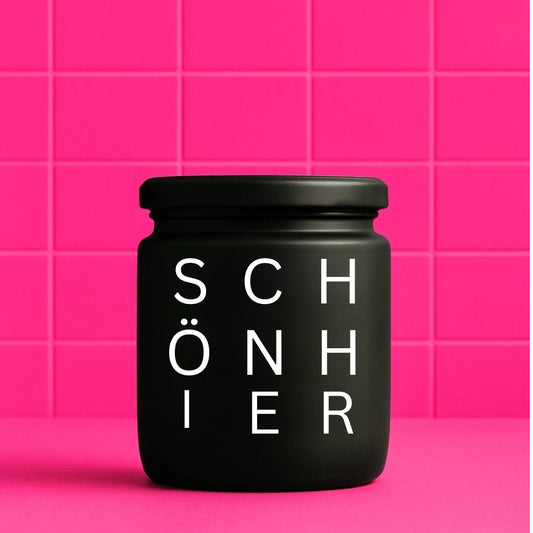 Erste von künstlicher Intelligenz kreierte Vegane Bio-Kerze mit Spruch – S C H Ö N H I E R Mega lange Brenndauer von 80 Stunde, hochwertige ätherische Öle schaffen beste Duftverteilung. Mit 1400 lustigen Sprüchen perfekt zum Verschenken. Handgemacht in Deutschland von geilstekerze.de -Die beste Duftkerze die du kaufen kannst.
