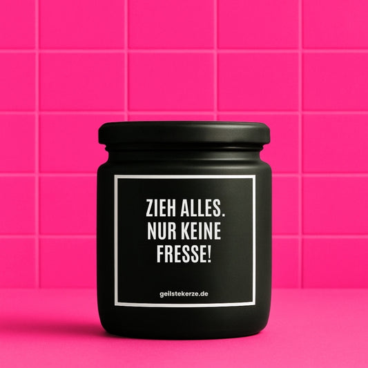 Erste von künstlicher Intelligenz kreierte Vegane Bio-Kerze mit Spruch – ZIEH ALLES. NUR KEINE FRESSE! Mega lange Brenndauer von 80 Stunde, hochwertige ätherische Öle schaffen beste Duftverteilung. Mit 1400 lustigen Sprüchen perfekt zum Verschenken. Handgemacht in Deutschland von geilstekerze.de -Die beste Duftkerze die du kaufen kannst.