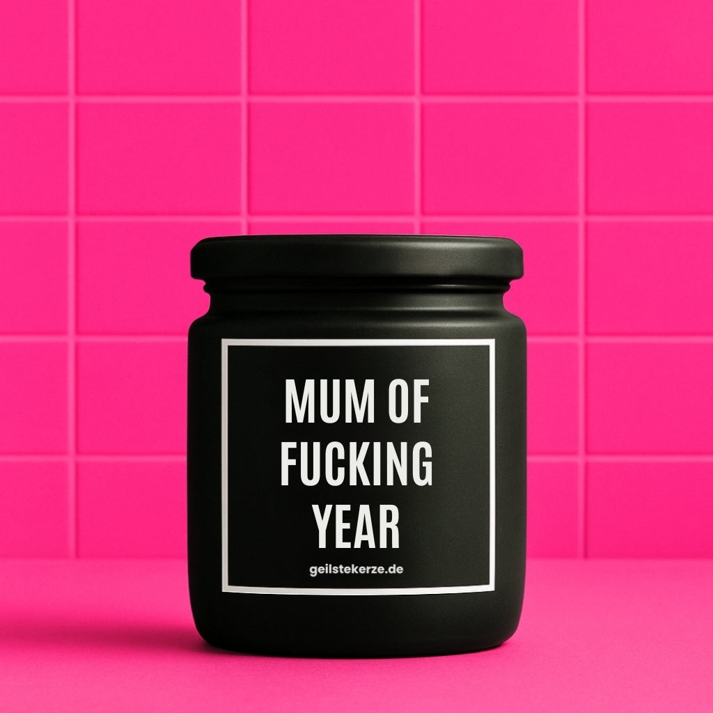 Erste von künstlicher Intelligenz kreierte Vegane Bio-Kerze mit Spruch – MUM OF FUCKING YEAR Mega lange Brenndauer von 80 Stunde, hochwertige ätherische Öle schaffen beste Duftverteilung. Mit 1400 lustigen Sprüchen perfekt zum Verschenken. Handgemacht in Deutschland von geilstekerze.de -Die beste Duftkerze die du kaufen kannst.