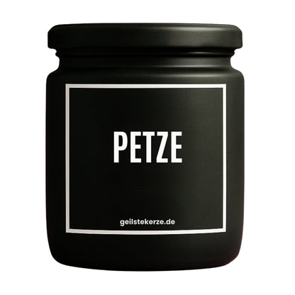 Erste von künstlicher Intelligenz kreierte Vegane Bio-Kerze mit Spruch – PETZE Mega lange Brenndauer von 80 Stunde, hochwertige ätherische Öle schaffen beste Duftverteilung. Mit 1400 lustigen Sprüchen perfekt zum Verschenken. Handgemacht in Deutschland von geilstekerze.de -Die beste Duftkerze die du kaufen kannst.