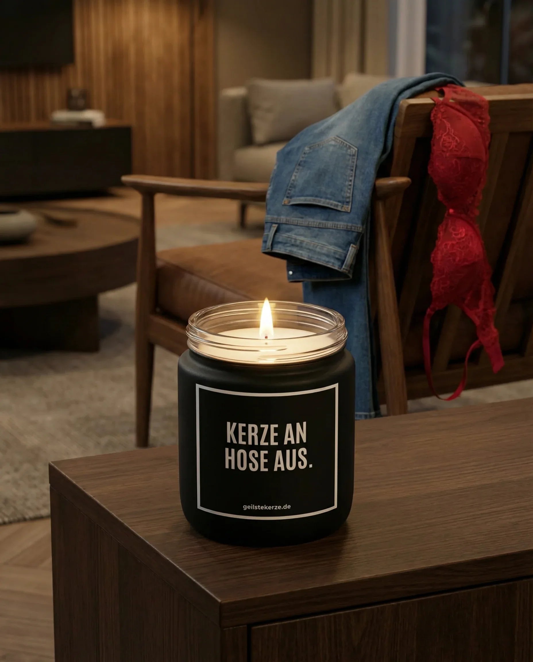 Duftkerze mit Spruch von geilstekerze ist der neue Geschenketrend. Diese witzige Kerze Vegane Bio-Kerze mit Spruch – KERZE AN HOSE AUS. brennt mega lange sagenhafte 80 Stunde, hochwertige ätherische Öle schaffen beste Duftverteilung. Mit 1400 lustigen Sprüchen perfekt zum Verschenken. Handgemacht in Deutschland von geilstekerze.de -Die beste Duftkerze die du kaufen kannst.