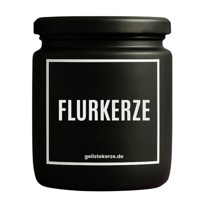 Erste von künstlicher Intelligenz kreierte Vegane Bio-Kerze mit Spruch – FLURKERZE Mega lange Brenndauer von 80 Stunde, hochwertige ätherische Öle schaffen beste Duftverteilung. Mit 1400 lustigen Sprüchen perfekt zum Verschenken. Handgemacht in Deutschland von geilstekerze.de -Die beste Duftkerze die du kaufen kannst.