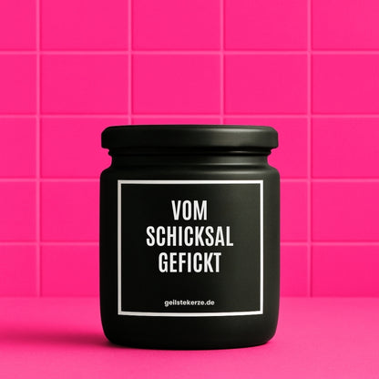 Erste von künstlicher Intelligenz kreierte Vegane Bio-Kerze mit Spruch – BO! VOM SCHICKSAL GEFICKT Mega lange Brenndauer von 80 Stunde, hochwertige ätherische Öle schaffen beste Duftverteilung. Mit 1400 lustigen Sprüchen perfekt zum Verschenken. Handgemacht in Deutschland von geilstekerze.de -Die beste Duftkerze die du kaufen kannst.