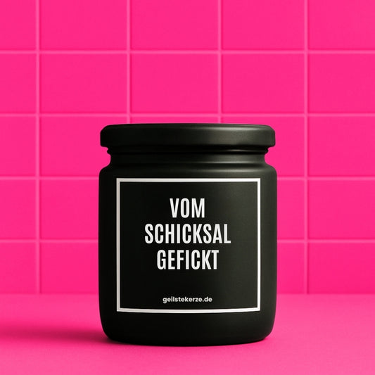 Erste von künstlicher Intelligenz kreierte Vegane Bio-Kerze mit Spruch – BO! VOM SCHICKSAL GEFICKT Mega lange Brenndauer von 80 Stunde, hochwertige ätherische Öle schaffen beste Duftverteilung. Mit 1400 lustigen Sprüchen perfekt zum Verschenken. Handgemacht in Deutschland von geilstekerze.de -Die beste Duftkerze die du kaufen kannst.