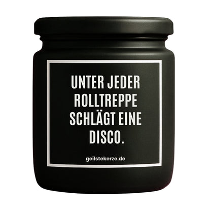 Duftkerze mit Spruch von geilstekerze ist der neue Geschenketrend. Diese witzige Kerze Vegane Bio-Kerze mit Spruch – UNTER JEDER ROLLTREPPE SCHLÄGT EINE DISCO. brennt mega lange sagenhafte 80 Stunde, hochwertige ätherische Öle schaffen beste Duftverteilung. Mit 1400 lustigen Sprüchen perfekt zum Verschenken. Handgemacht in Deutschland von geilstekerze.de -Die beste Duftkerze die du kaufen kannst.