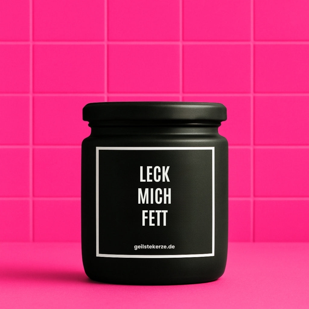 Duftkerze mit Spruch von geilstekerze ist der neue Geschenketrend. Diese witzige Kerze Vegane Bio-Kerze mit Spruch – LECK MICH FETT brennt mega lange sagenhafte 80 Stunde, hochwertige ätherische Öle schaffen beste Duftverteilung. Mit 1400 lustigen Sprüchen perfekt zum Verschenken. Handgemacht in Deutschland von geilstekerze.de -Die beste Duftkerze die du kaufen kannst.